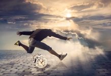 Wie oft joggen? Unsere 5 Tipps für Einsteiger Läufer vor Sonnenaufgang mit einer Uhr im Vordergrund