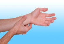 Der Puls beim Joggen: Alles was Du wissen musst hände beim pulsmessen vor blauem hintergrund - puls beim joggen